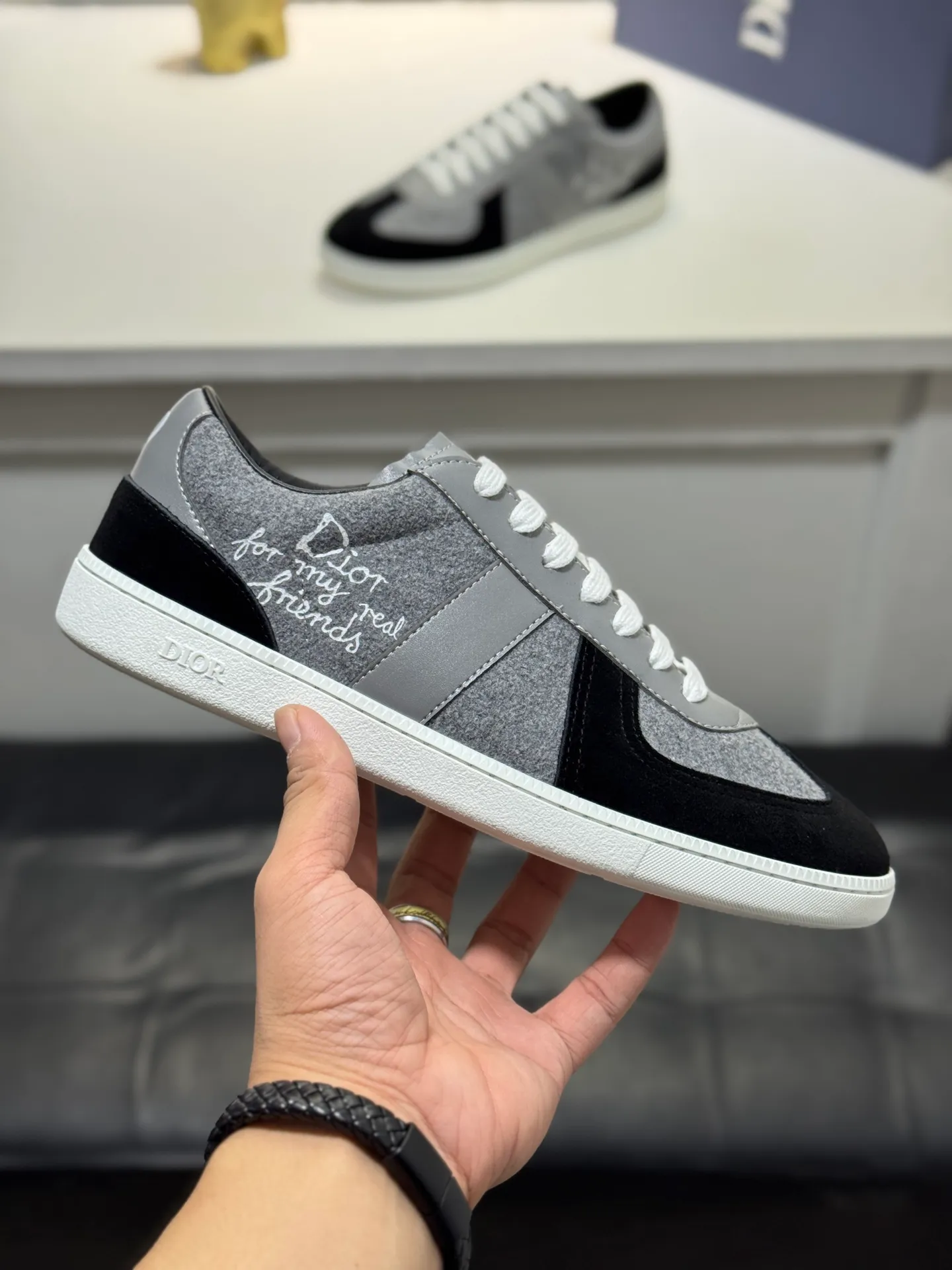 Men's shoes 💰400 [New style] 🎠🎠Dior🔍Top purchasing agent🇮🇹Di's hot model super popular sneakers are synchronized with the new product counters. The uppers are made of original Italian imported cowhide. The logo graphics are perfectly reproduced with complex craftsmanship necessary for fashionistas. The lining of imported soft sheepskin Sole: The original sole is specially provided by the original factory. The exclusive movable molded sole is super comfortable. The original factory follows the order. 🔍🔍Multiple colors are available. You can enter and exit the counter at will. Welcome to compare. A must-have for trendy men. Code number: 38-44 (45 customized